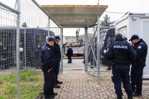 Δίκη για τα Τέμπη: Έτσι διαμορφώθηκε η αίθουσα - Πώς θα εισέλθουν δικηγόροι, κατηγορούμενοι, συγγενείς θυμάτων και δημοσιογράφοι - εικόνα 2