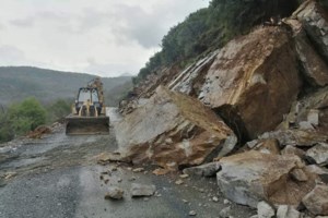 Κακοκαιρία: Απίστευτες εικόνες στον Εβρο - Απεγκλώβισαν μαθητές με μπουλντόζα από σχολείο που είχε πλημμυρίσει [Βίντεο] - εικόνα 6