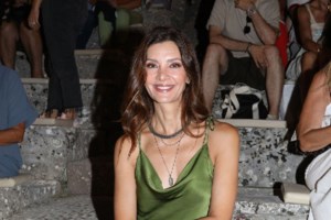 Ντέμι Μουρ: Ποζάρει σε πολυτελές γιοτ με λευκό μπικίνι με φόντο την ελληνική σημαία και τα γαλαζοπράσινα νερά - εικόνα 4