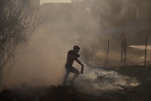 Φωτιά στη Σαρωνίδα: Στάχτη πάνω από 30.000 στρέμματα, λέει ο δήμαρχος [βίντεο]