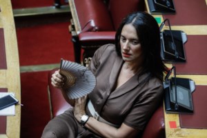 Οι βουτιές της Νόνης Δούνια στις Σπέτσες [εικόνες]