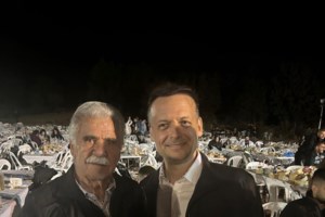 "Μεγάλη η ανηφόρα μα θα σε βγάλει ο λαός να κυβερνάς τη χώρα": Ο Χάρης Δούκας περιοδεύει στην Κρήτη και τον κερνάνε μαντινάδες - εικόνα 2