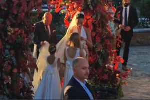 Λαμπερή και royal εμφάνιση για τη Χρυσή Βαρδινογιάννη στον γάμο του αδελφού της, Παύλου - Η υπόκλιση στην Άννα-Μαρία [Βίντεο] - εικόνα 4