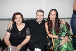 Γιάννης Πλούταρχος: Σπάνια  φωτογραφία με όλη την οικογένειά του - Τη μητέρα, τη σύζυγο, τα παιδιά και τα ανίψια του