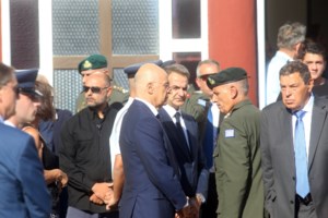 Θρήνος στην κηδεία του κυβερνήτη Χρήστου Μουλά - Τυλιγμένο με σημαία το φέρετρο, αποχώρησε η έγκυος σύζυγός του [εικόνες] - εικόνα 33