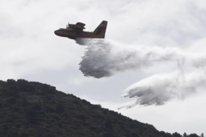 Φωτιά στην Κερατέα: Καίει σε χαμηλή βλάστηση