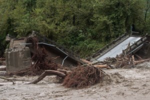 "Ιανός": Η τραγωδία σε αριθμούς - 4.000 ζήτησαν βοήθεια - 946 άτομα απεγκλώβισε η Πυροσβεστική - εικόνα 2