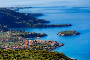 Οι διακοπές των Ελλήνων: Πιο φθηνή η διαμονή στο Παρίσι και το Λονδίνο παρά στη Ρόδο και τη Σαντορίνη