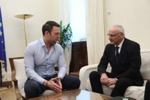 Ο Κασσελάκης έταξε πάλι επαναφορά του 13ου και 14ου μισθού στους δημόσιους υπαλλήλους - εικόνα 2