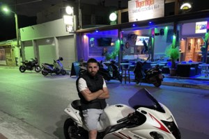 Ιεράπετρα: Έκλεψε αυτοκίνητο, τον πήρε ο ύπνος στη μέση του δρόμου και τον ξύπνησε η… Αστυνομία