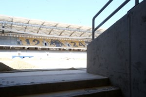 Eπεισόδια στην Πάτρα: Τραυματίστηκε από κροτίδα ο προπονητής του Αιγάλεω στον αγώνα με την Παναχαϊκή