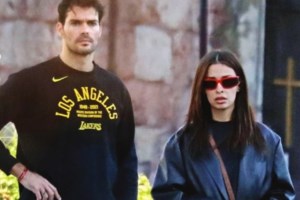 Μαρία Βοσκοπούλου: Στο κέντρο της Αθήνας με το απόλυτο φθινοπωρινό ντύσιμο - Λευκό τζιν και biker jacket [εικόνες]