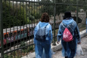 Κακοκαιρία: Κατέρρευσε τμήμα μπαλκονιού στην Ερμού [εικόνες]