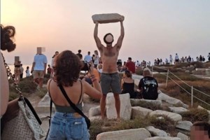 Νάξος: Aντιδράσεις για το συρματόπλεγμα στην Πορτάρα μετά τον τουρίστα που σήκωσε μάρμαρο χιλιάδων ετών [εικόνες] - εικόνα 3