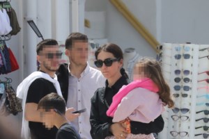 Βασίλης Σπανούλης - Ολυμπία Χοψονίδου: Τρυφερά φιλιά σε βραδινή τους έξοδο [εικόνες] - εικόνα 2