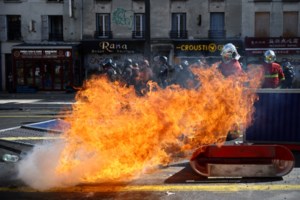 "Φλέγεται" η Γαλλία: 5.000 συλλήψεις στις μαθητικές κινητοποιήσεις - Ποιος είναι ο 19χρονος Ryad Rani που μπήκε στο στόχαστρο - εικόνα 5