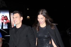 Μελίνα Νικολαΐδη: To Celia Kritharioti φόρεμα με τις ασορτί embellished μπότες που φόρεσε στην πρεμιέρα της μητέρας της - εικόνα 4