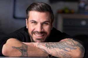 Βάψιμο αυγών on air: Η Ανθή Βούλγαρη τήρησε το έθιμο στο πλατό του Mega - εικόνα 2