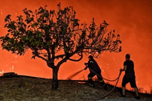 Φωτιά στο Ξυλόκαστρο: Χωρίς ενιαίο μέτωπο αλλά με πολλές ενεργές εστίες - Πώς κάηκαν οι δύο άνδρες [βίντεο] - εικόνα 5