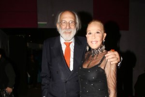 58 χρόνια πριν: Σπάνια φωτογραφία - Η Ζωή Λάσκαρη με νυφικό χορεύει με τον Φίνο στον γάμο της