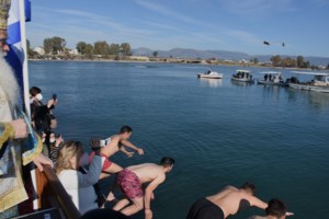 Θεοφάνεια: Γιατί είναι τόσο ιερή η σημερινή μέρα για τους Χριστιανούς - Γιατί αγιάζονται τα ύδατα - εικόνα 3