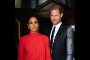 Μέγκαν Μαρκλ: Η αναπάντεχη εμφάνιση με κόκκινα μαλλιά και λευκό σύνολο στον γάμο της ανιψιάς της - εικόνα 6