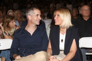 Δήμος Μπακογιάννης: Απολαμβάνει το σουβλάκι του στην παραλία με την παρέα του - Η φωτογραφία που τράβηξε ο πατέρας του - εικόνα 2