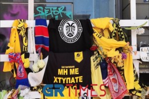 Άλκης Καμπανός: Λαοθάλασσα στη σιωπηρή πορεία- Φαναράκια, φανέλες και του ΠΑΟΚ, συμβολικοί πανσέδες [Εικόνες-Βίντεο] - εικόνα 4