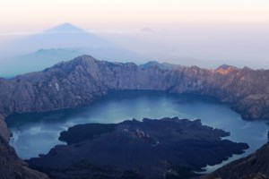 Σαντορίνη: Υπερθέαμα στα "Ηφαίστεια" και βροχή από βεγγαλικά – Η νύχτα έγινε μέρα [βίντεο]