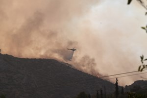 Η Καθημερινή "ξεγυμνώνει" τον Μηταράκη: Πήγε διακοπές σε μακρινό νησί εν μέσω καταστροφικών πυρκαγιών