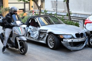 Τροχαίο στη Νίκαια: Η στιγμή που το λεωφορείο πέφτει πάνω σε σταθμευμένα οχήματα - Βίντεο ντοκουμέντο