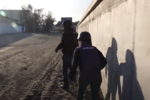 Πόλεμος στην Ουκρανία: Στιγμές τρόμου για ελληνικό τηλεοπτικό συνεργείο στο Κίεβο [Βίντεο] - εικόνα 2