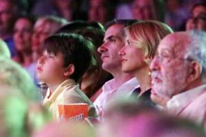 Δήμος Μπακογιάννης: Στο ΣΕΦ με την εμφάνιση του Αντετοκούνμπο - Οι πανηγυρισμοί με τη μητέρα του - εικόνα 2