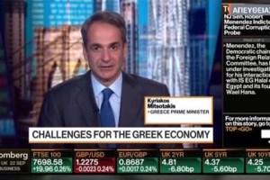 Ο πρόεδρος της FIFA Τζ. Ινφαντίνο χάρισε μια κόκκινη κάρτα στον Μητσοτάκη: "Θα είναι χρήσιμη στο υπουργικό συμβούλιο" - εικόνα 2