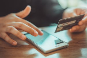 Απάτες made in Bulgaria: Πώς έπειθαν τα θύματά τους να πετάνε από μπαλκόνια τις οικονομίες τους και να αφήνουν χρυσαφικά σε κάδους