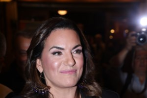 Το ιταλικό στιλ της Δωροθέας Μερκούρη στην Αθήνα: Ο άψογος τρόπος που συνδύασε το τουίντ μπλέιζερ με τζιν φούστα - εικόνα 6