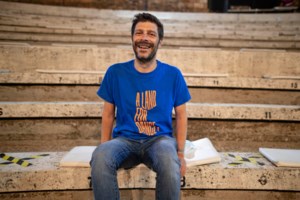 Νικόλας Γιατρομανωλάκης (υφυπουργός Πολιτισμού): Αν έκρυβα ότι είμαι γκέι, τι μήνυμα θα έδινα;