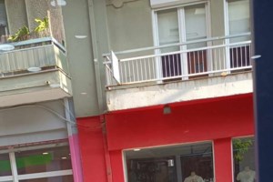 Ραφήνα: 93χρονος ομογενής τράκαρε έξι αυτοκίνητα και τραυμάτισε τη σύζυγό του μέσα στο γκαράζ του πλοίου για Άνδρο - εικόνα 2