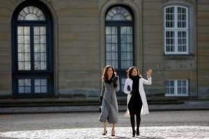 Βασίλισσα Μαίρη: Με το "φόρεμα της Κέιτ Μίντλετον" σε royal εμφάνιση - Το coat dress και οι πριγκίπισσες με τα μονόχρωμα παλτό - εικόνα 9