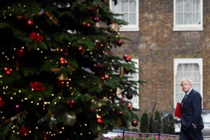 Βρετανία: Επιπλέον μέτρα για την αντιμετώπιση της Ομικρον - Επέκταση της 3ης δόσης στους άνω των 30