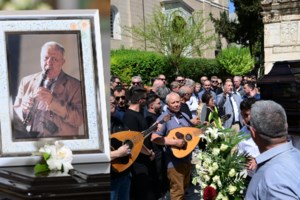 Πετρολούκας Χαλκιάς: Tο συγκινητικό τελευταίο αντίο στον σπουδαίο κλαρινίστα - Με κλαρίνα και το μοιρολόι της Μαριόλας [βίντεο]