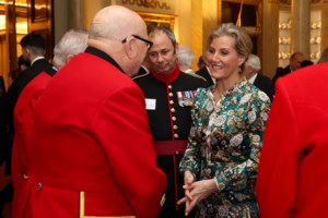 Μαίρη Κατράντζου: Η σπάνια κοσμική εμφάνιση στην Τοσκάνη με τον καθηγητή Πανεπιστημίου σύζυγό της και τον γιο τους - εικόνα 15