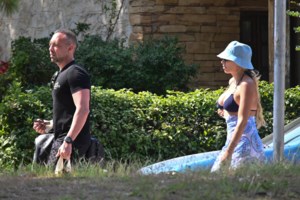 Κωνσταντίνα Σπυροπούλου: Παιχνίδια στην άμμο με τον γιο της, Βασίλη [βίντεο]