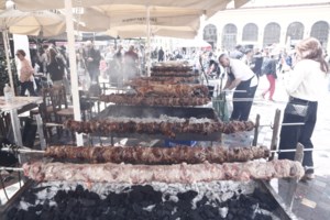 Πασχαλινό "Γεύμα Αγάπης" στο Ρουφ – Η Αθήνα δείχνει την αλληλεγγύη της, τονίζει ο Χάρης Δούκας - εικόνα 3