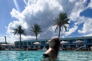 Τζένη Μπαλατσινού: Η βόλτα με το καϊκι στο Αιγαίο και η συνάντηση με τα δελφίνια [βίντεο]