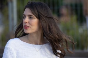 Less is more: Η Σαρλότ Κασιράγκι έφερε λάμψη και γοητεία από το Μονακό στο κόκκινο χαλί - εικόνα 17