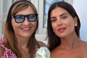 Μάρα Ζαχαρέα: Απολαμβάνει την πανσέληνο στην αγκαλιά του συζύγου της, Θεόδωρου Ρουσόπουλου [εικόνες]