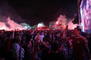 Ολυμπιακός: Η στιγμή της απονομής στην Opap Arena - O Φορτούνης έδωσε στον μικρό Γιαννάκη το τρόπαιο του Conference League - εικόνα 3