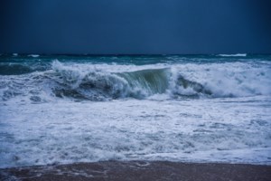 Καιρός: Η "μάχη" του Blue Star Naxos με τα κύματα - Ριπές 62 χλμ. την ώρα - Παραμένει το απαγορευτικό απόπλου