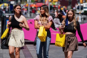 Ακτίνα αισιοδοξίας στην πανδημία: Υποχωρούν και άλλο οι δείκτες μεταδοτικότητας και θετικότητας - εικόνα 2